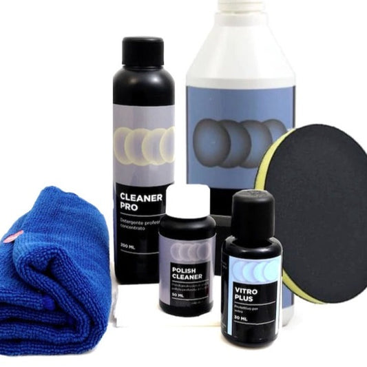 KIT DECONTAMINANTE + KIT TRATTAMENTO NANOTECNOLOGICO PROTETTIVO PROFESSIONALE VETRO composto da: decontaminante 1L più PAD decontaminante, trattamento nanotecnologico protettivo nel formato 30 ml (resa c.a. 6mq) o 50ml (resa c.a. 10 mq), cleanser professionale, POLISH, panni tnt, ultramicrofibra, mifrofibra, pad applicativo, guanti ed istruzioni.